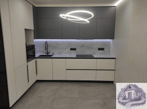 Прямая столешница и стеновая панель на кухню